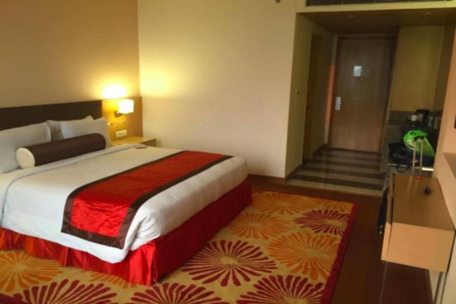 Country Inn & Suites By Radisson, Meerut Exterior foto