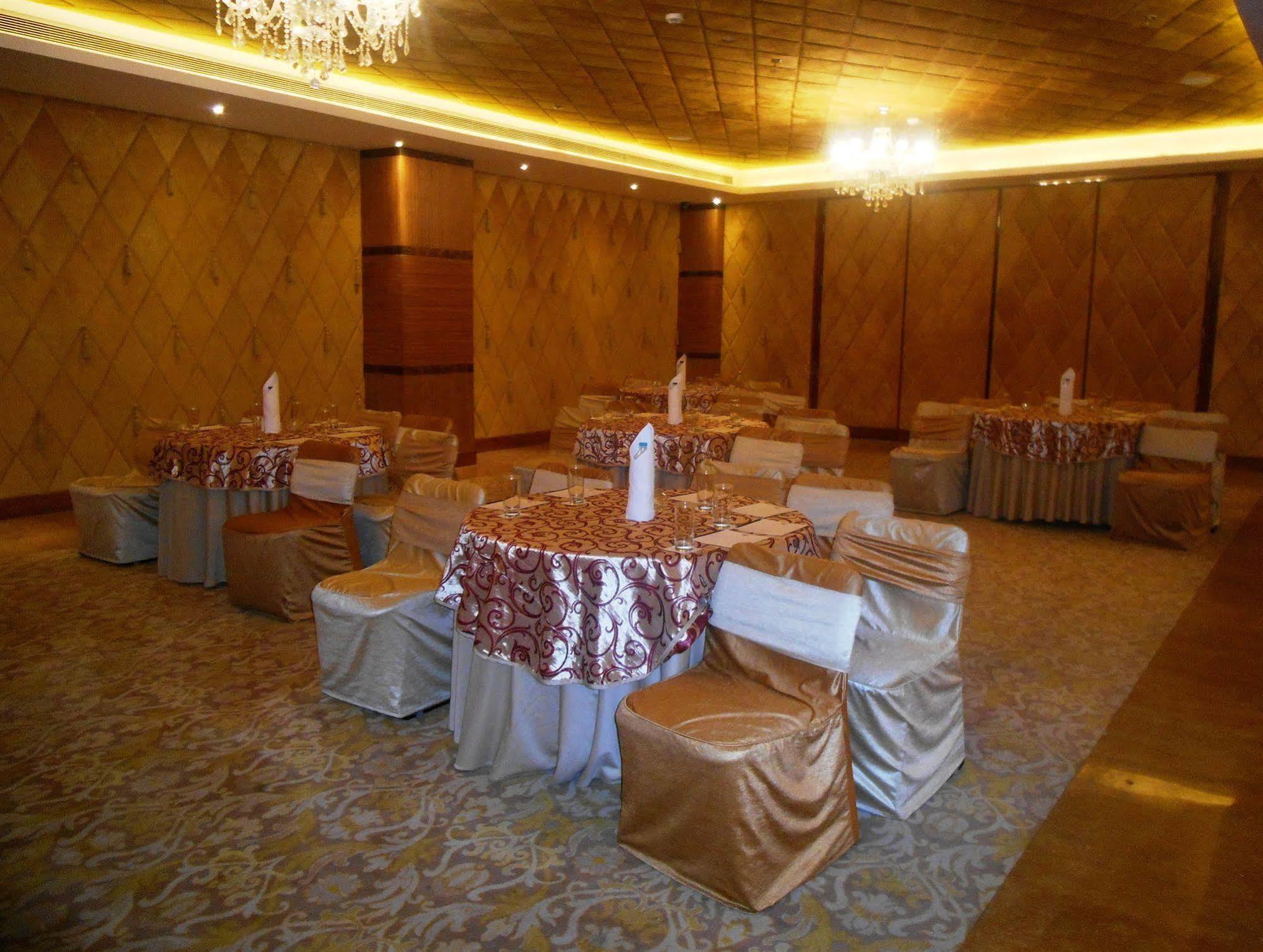 Country Inn & Suites By Radisson, Meerut Exterior foto